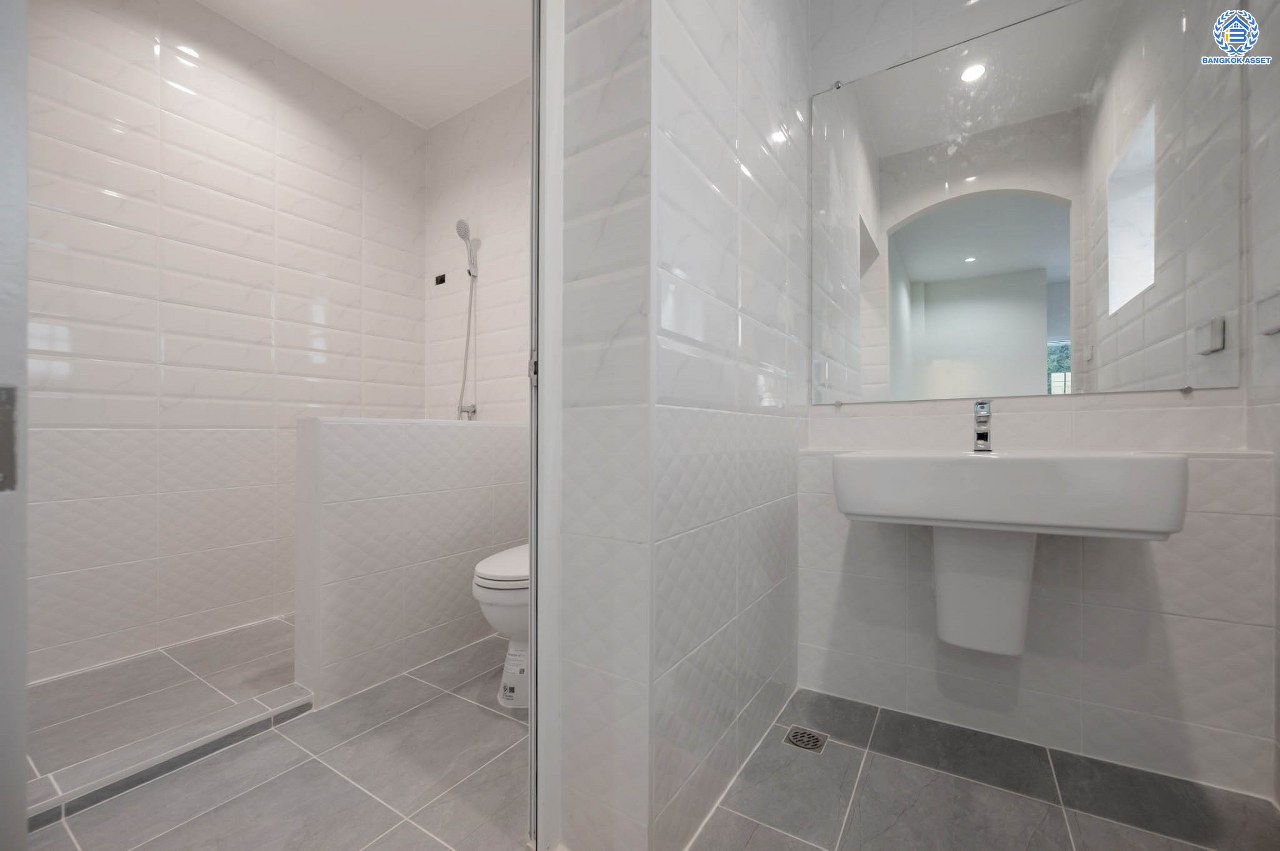 บ้านมือสองตกแต่งใหม่ โครงการ นราวดี  วงแหวน-พระราม5 เนื้อที่กว้าง 58.5 ตร.ว. พื้นที่ใช้สอย 157.3 ตร.ม. ฟังก์ชัน 4  ห้องนอน (ห้องนอนชั้นล่าง 1 ห้อง) 4 ห้องน้ำ 2 ที่จอดรถ บนทำเลติดถนนนครอินทร์ เดินทางง่าย เชื่อมต่อถนนกาญจนาภิเษก, ถนนนครอินทร์, ถนนราชพฤกษ์, ถนนพระราม5 ใกล้จุดขึ้นทางด่วน "ศรีรัช"